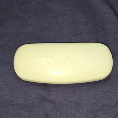 Estuche para gafas de sol Tura de cuero sintético blanco en relieve con cubierta dura Foto 1 de 4