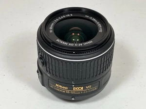 Nikon AF-S DX NIKKOR Objektiv 18–55 mm f/3,5–5,6 G II VR (FÜR TEILE ODER REPARATUR) - Bild 1 von 9