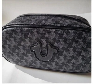 TRUE RELIGION Hombre Bolsa de Aseo Viaje Dopp Kit Imitación Cuero Negro Logotipo Completo - Imagen 1 de 7