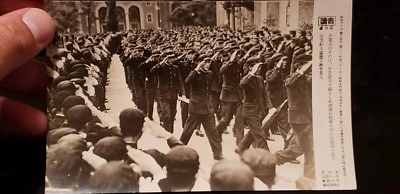 FOTO DE PRENSA JAPONESA ORIGINAL DE LA SEGUNDA GUERRA MUNDIAL ☆ SOLDADOS ☆ ESPADA SAMURAI  Foto 1 de 2