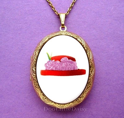 Porcelana SOMBRERO ROJO CAMAFEO Bisutería Medallón Colgante Collar para Sociedad Dama Foto 1 de 3