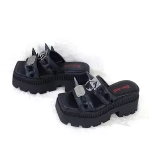 Sandalias góticas de plataforma con clavos Wrath Claw Demonia - Imagen 1 de 14