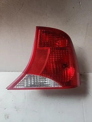Lanterna traseira de halogênio externa passageiro direito Ford Focus 2000-2003 fabricante de equipamento original 0332 - Imagem 1 de 2