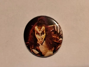 Kiss Gene Simmons glam rock rockband band vintage SMALL BUTTON music 13 - Imagen 1 de 1