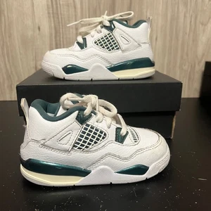 Zapatos deportivos retro Air Jordan 4 para niños pequeños 'verde oxidado' BQ7670 103 - talla 8c - Imagen 1 de 9