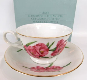 Tazza e PIATTINO Vintage Avon Fiori del Mese "Agosto, Gladiola" Nuovo Vecchio Stock - Foto 1 di 7