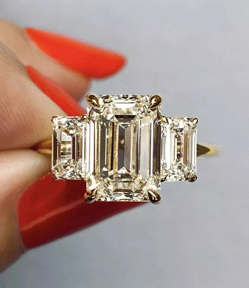Anel de três pedras de ouro amarelo 14k com diamante cultivado em laboratório corte esmeralda 3 quilates certificação VS - Imagem 1 de 4