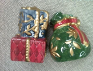 Fitz And Floyd Classics Weihnachten Salz Pfefferstreuer Geschenke und Weihnachtsmänner Tasche 3" - Bild 1 von 4