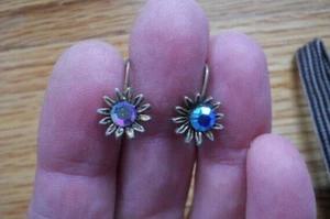 Vintage Blumen Ohrhänger - tiefblau AB - funkelnder Stein - durchbohrt - zierlich! - Bild 1 von 9