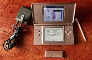 Nintendo DS Lite Metallic Rose Handheld System w/ Super Mario 64 DS, Bundle - Bild 1 von 8