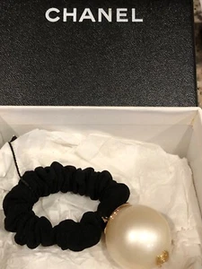 CHANEL 16V BLACK elasticized Chanel hair tie Pearl Gold CC LOGO BOX - Picture 1 of 6