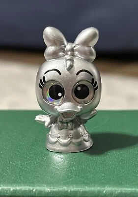 Disney Doorables - Pato Margarita - Plata - Disney 100 - Celebración de la Maravilla (MP) Foto 1 de 4