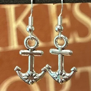 Maritime Anker mit Blume Ohrringe - Ozean-inspirierter Schmuck für Meeresliebhaber - Bild 1 von 2
