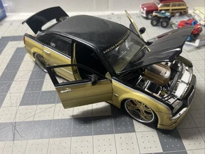 RAR! 2005 Chrysler 300C Hemi schwarz/gold 1:18 Playerz Maisto, braucht Sitze geklebt - Bild 1 von 8