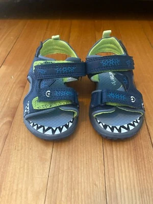 Sandalias Carter's para niños pequeños tiburón iluminado azul marino/verde lima talla 5M. F19 Foto 1 de 2