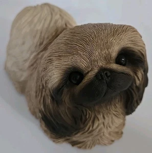 Estatuilla de perro Sandicast 1984 vintage cachorro pekinés firmada por la artista Sandra Brue - Imagen 1 de 7