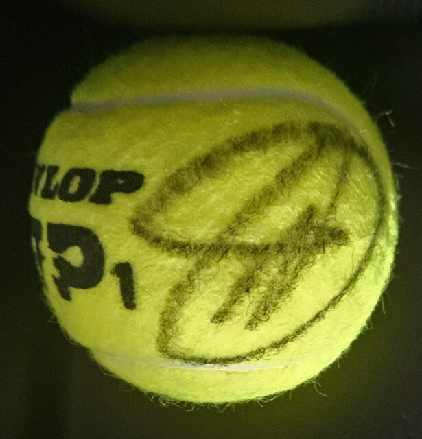 Preços baixos em Novak Djokovic Bolas de Tênis Autografada