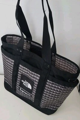 Bolsa utilitaria SS21 Supreme x The North Face con tachuelas Explore resistente al agua TNF Foto 1 de 4