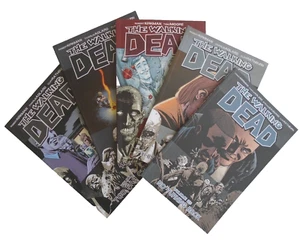 Lote de 5 cómics de imagen "The Walking Dead" volúmenes 1, 6, 9, 13 y 25 libros de bolsillo - Imagen 1 de 7