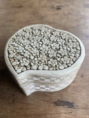 Antigua/Vintage China Blanca Cinnibar Caja Cubierta Longevidad Forma Melocotón ¡BONITA! Foto 1 de 4