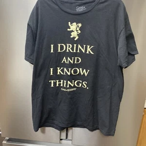 Game Of Thrones ""I Drink And I Know Things"" T-shirt XL nera manica corta - Foto 1 di 4
