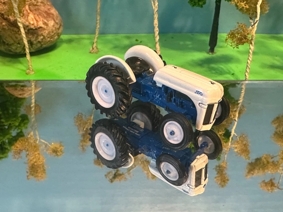 Tractor Ford, serie N, juguete agrícola, diseño de granja Ertl 1/64, azul/blanco Foto 1 de 1