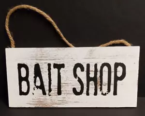 Letrero de placa de tablón de madera envejecida de pino lavado blanco BAIT SHOP con mango de cuerda 12" - Imagen 1 de 3