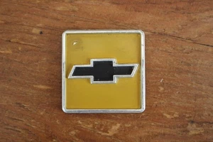 Fabricante de equipos originales Chevrolet C-10 carrocería cuadrada cabina emblema esquina moldura - Imagen 1 de 3