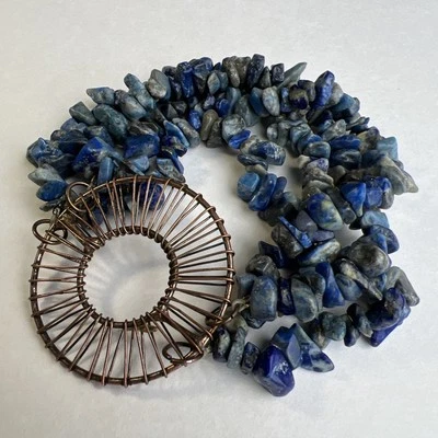 Pulseira de cobre lápis-lazúli laço duplo elástico 8” - Imagem 1 de 4