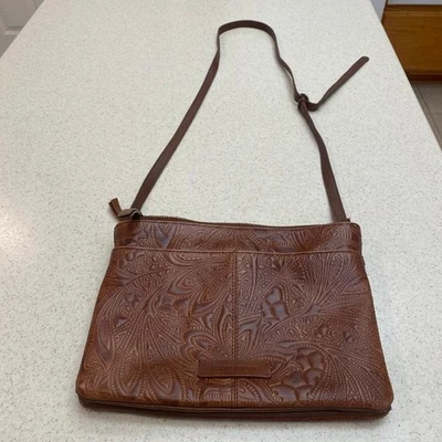 Cartera bandolera Lucky Brand marrón diseño floral en relieve correa ajustable Foto 1 de 4