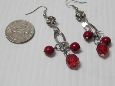 BRINCOS FANTASIA VINTAGE DESIGN SUDOESTE DANGLER CONTAS VERMELHAS + STRASS - Imagem 1 de 4