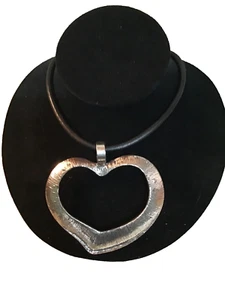 Vintage Fashion Jewelry Art Deco Brushed Silvertone Cut out Heart Pendant - Picture 1 of 8