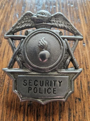 Insignia de sombrero de guardia de seguridad de artillería de la Segunda Guerra Mundial obsoleta rara de 1940  Foto 1 de 2