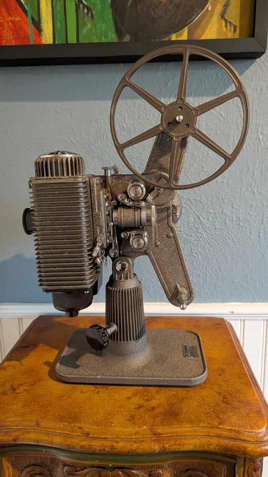 РАБОТАЕТ! Винтажный кинопроектор Revere Model 85 8 мм 700 Вт ЧИКАГО FILM ERA - Изображение 1 из 4