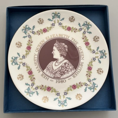 ROYAL DOULTON HRH MAJESTY QUEEN ELIZABETH YHE WUEEN MOTHER 1980 PLATE - Image 1 of 4