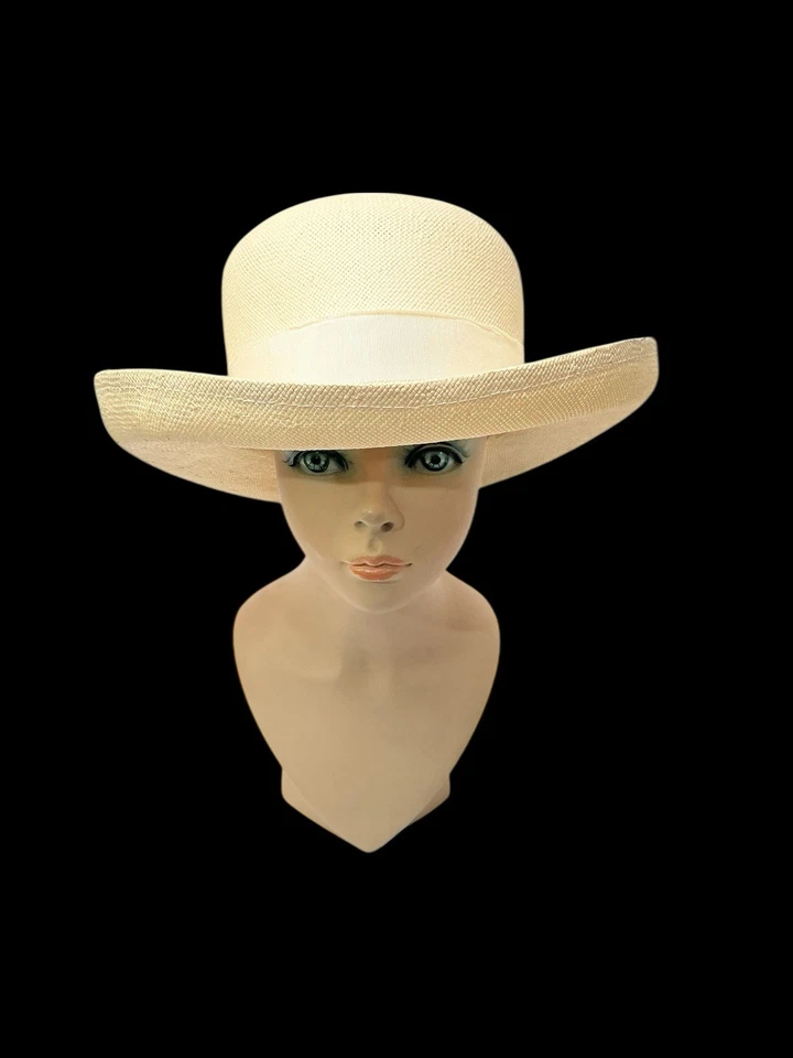 Sombrero para el sol de papel crema de ala ancha con acento de flor de rosa marfil jardín fiesta derby Foto 1 de 4