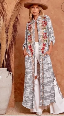 Maxi Vestido Savanna Jane Plumero Botón Delantero Gris Camuflaje Floral Bordado Talla Pequeña Foto 1 de 4