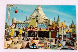 Mad Tea Party - Matterhorn Hintergrund Disneyworld - ohne Versand - Bild 1 von 3