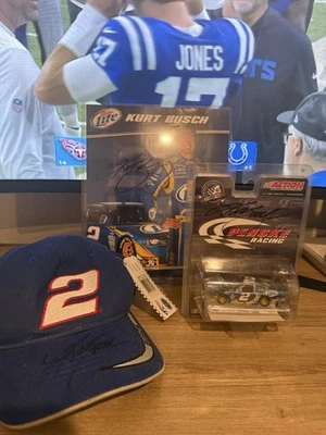 Sombrero firmado a mano por Kurt Busch, 1:64 diecast y firmado tarjeta de héroe paquete de tres artículos Foto 1 de 4