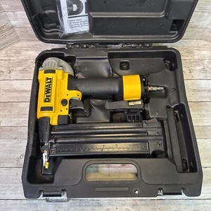 Clavadora Brad DeWALT DWFP12233 18 calibres punta de precisión - Imagen 1 de 19