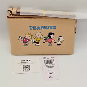 Coach X Peanuts Corner Zip Wristlet W\ Snoopy And Friends Motif New W\ Tags CF21 - Picture 1 of 10