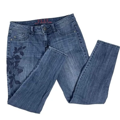 Elle Women's Retro Blue Floral Embroidery Classic Medium Wash Jeans Size 8 - Image 1 of 4