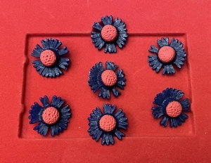 7-VINTAGE & UNUSUAL PLASTIC BUTTONS-RED AND NAVY BLUE-FLOWER DESIGN - Picture 1 of 6
