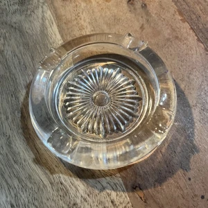Posacenere margherita Starburst vetro trasparente vintage pesante piatto candela 4 in - Foto 1 di 4