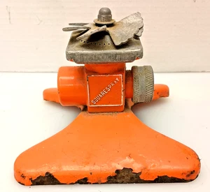 Aspersor de césped rojo vintage con spray cuadrado - metal fundido “It Gets The Corners” - Imagen 1 de 7