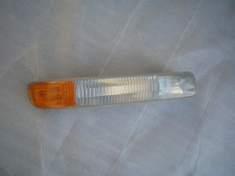 GMC Sierra Turn Signal Corner Lamp OEM 01 02 03 04 05 - Image 1 of 1