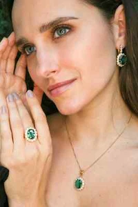 Anillo de compromiso de diamantes y esmeraldas naturales de corte ovalado de 5,00 quilates de oro amarillo macizo de 14 K - Imagen 1 de 9