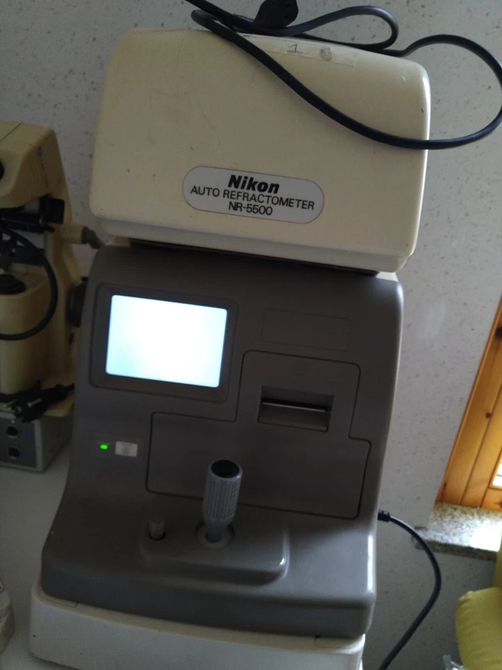 Refractómetro automático Nikon 5500 -PANTALLA ROTA- -NO FUNCIONAL- - Imagen 1 de 2