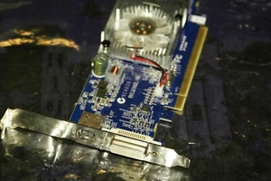 Lenovo ATI Radeon X1300 mit DMS59 GPU Grafikkarte PCI-e Aktiv 256MB GDDR3 RAM - Picture 1 of 3
