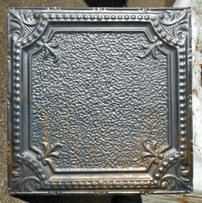 Teto vitoriano antigo da década de 1890 azulejo de estanho rebitado Fleur De Li chique gasto chique chique chique chique chique chique ch - Imagem 1 de 4